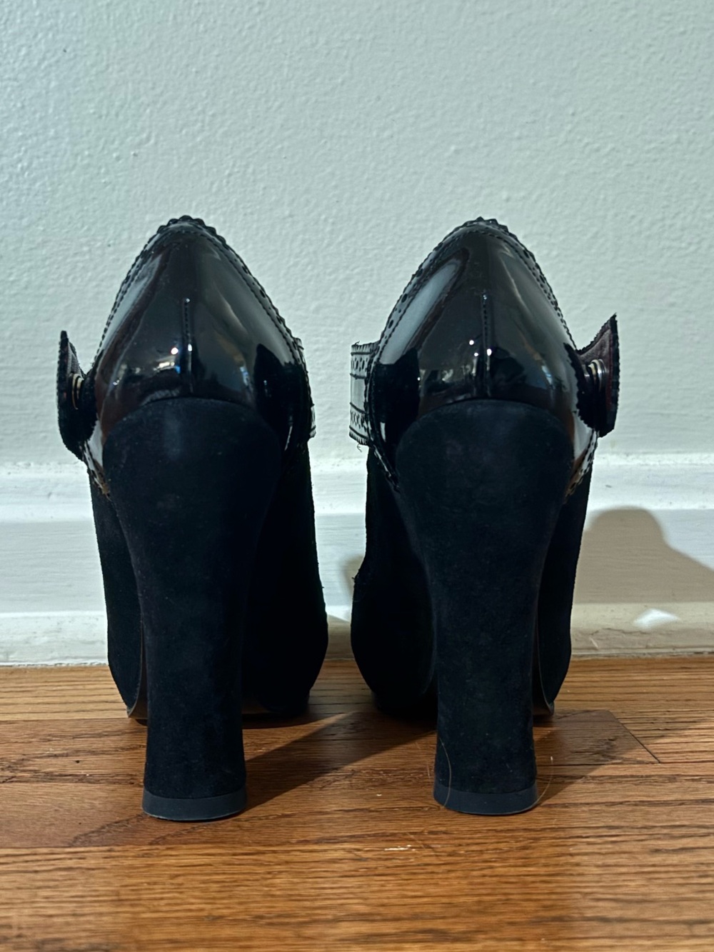 MARC JACOBS Black Patent T-Strap Mary Jane Platform Heels - Picture 9 of 14